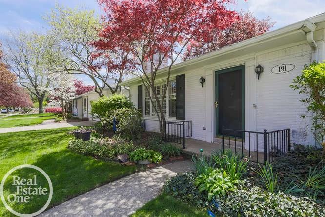 191 Ridgemont Road Grosse Pointe, MI 48236 - Photo 4 of 32 31319135-3.JPG