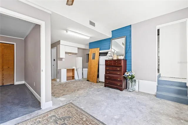 a view of a house with backyard and garden