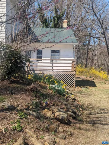 a view of a yard in front of a house