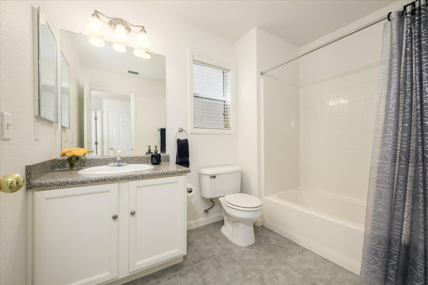 3167 San Nicolas Road West Sacramento, CA 95691 - Photo 27 of 37 Upstairs full bathroom
