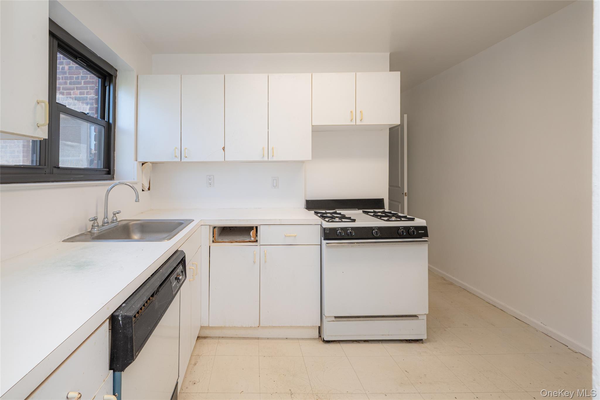50 Brompton Road, Unit 3H Great Neck, NY 11021 - Photo 16 of 28