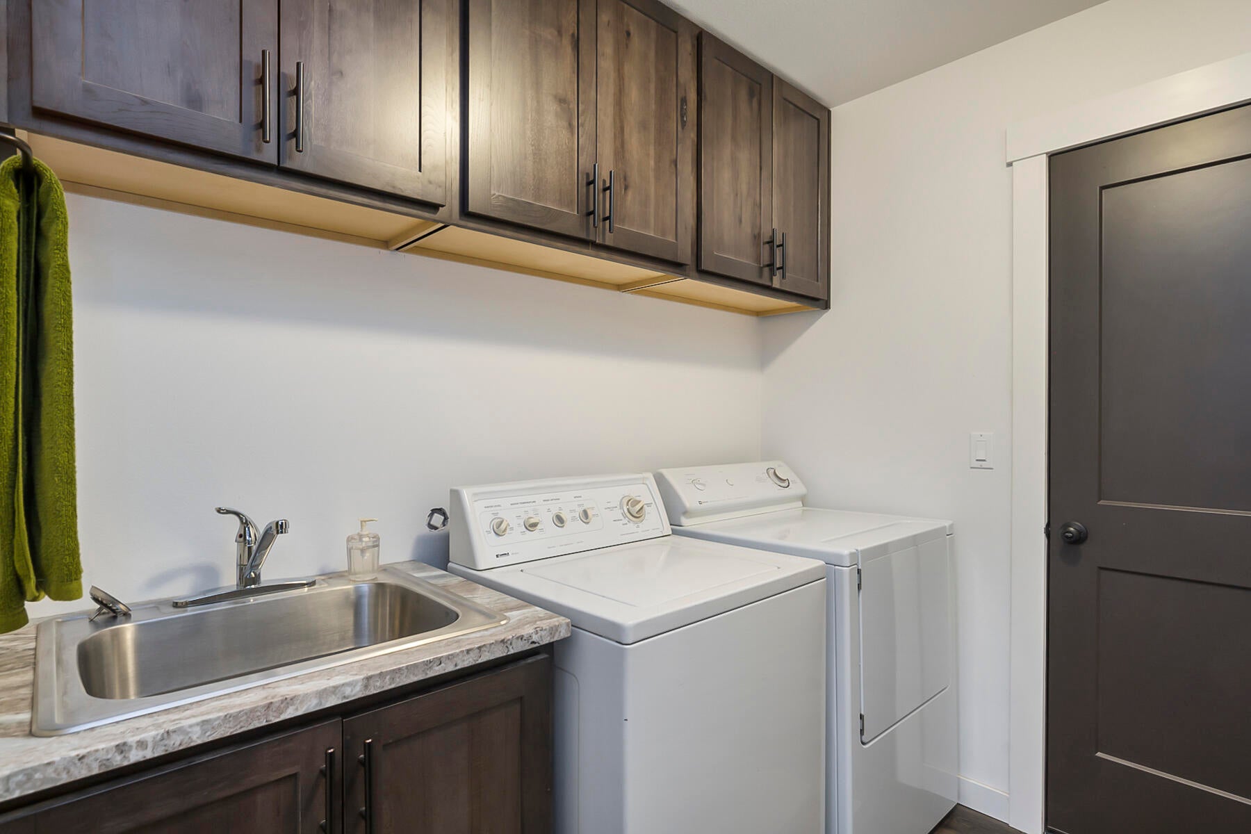 56039 Marsh Hawk Road Bend, OR 97707 - Photo 25 of 31 Laundry Room