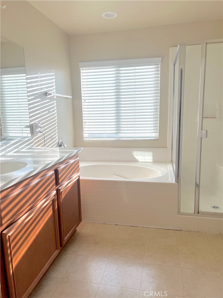 15765 Gable Street Victorville, CA 92394 - Photo 10 of 12 a bathroom with bathtub and window