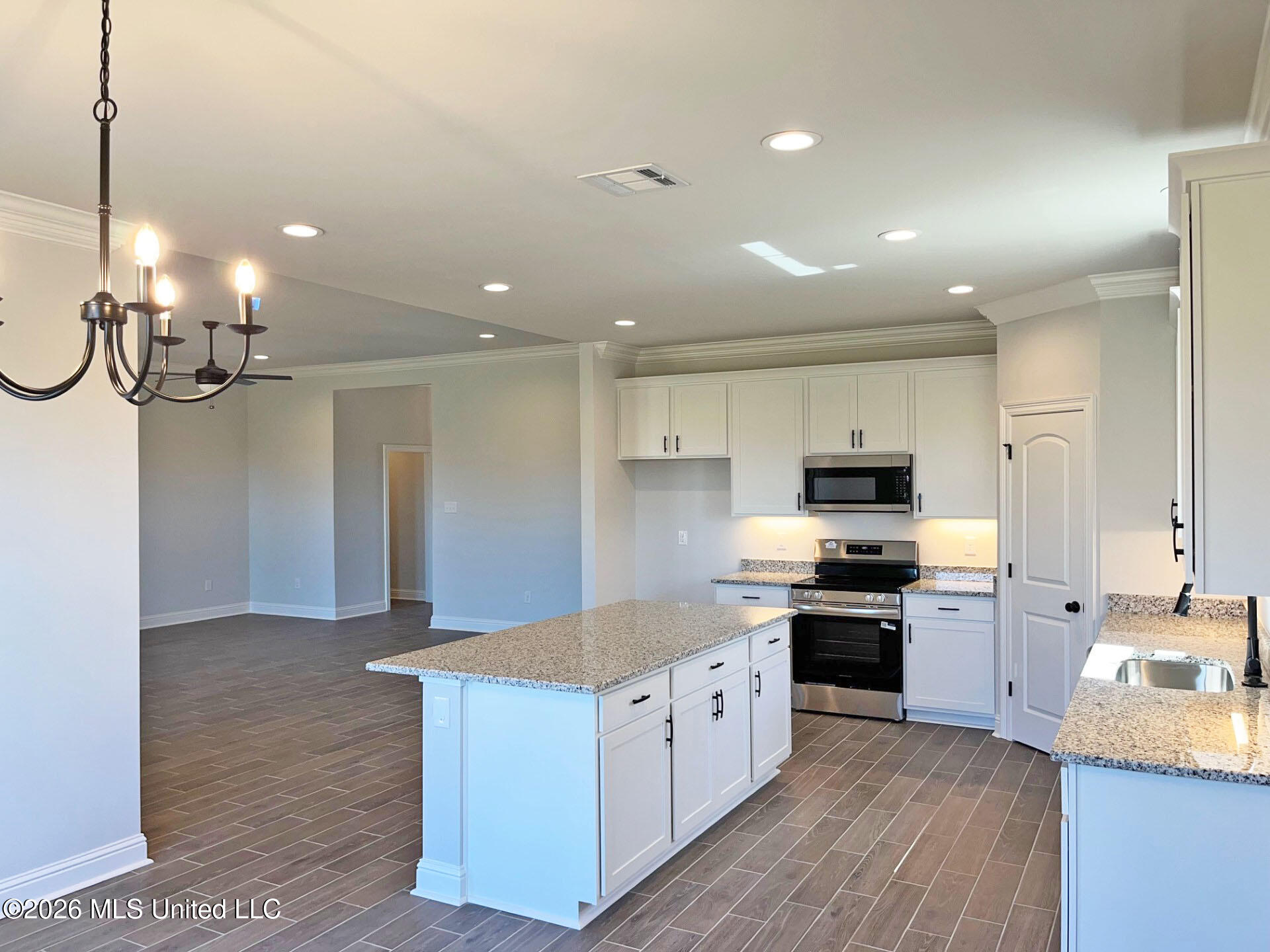 12141 Walker Road Ocean Springs, MS 39564 - Photo 3 of 21 243690c6-54f0-4156-9996-f20d6e72e2ed