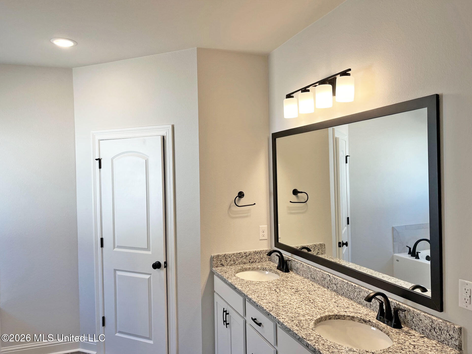 12141 Walker Road Ocean Springs, MS 39564 - Photo 8 of 21 4d58b947-e731-4f62-83f1-cd11c46667e5