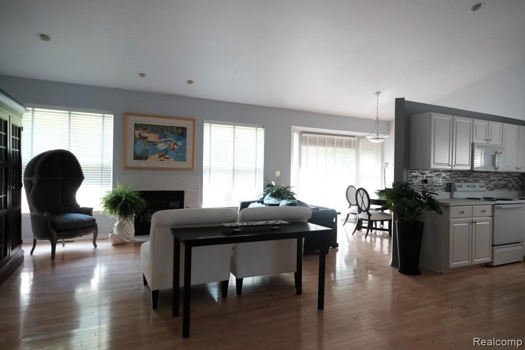 5423 Simpson Lake Road West Bloomfield, MI 48323 - Photo 4 of 27 014_5423SimpsonLakeWB.jpg