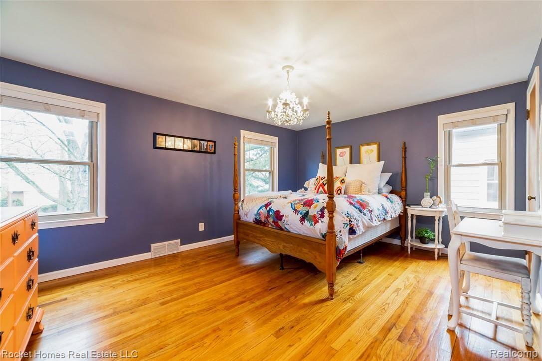 16525 Huntington Road Detroit, MI 48219 - Photo 11 of 24 011-photo-master-bedroom-7010505.jpg