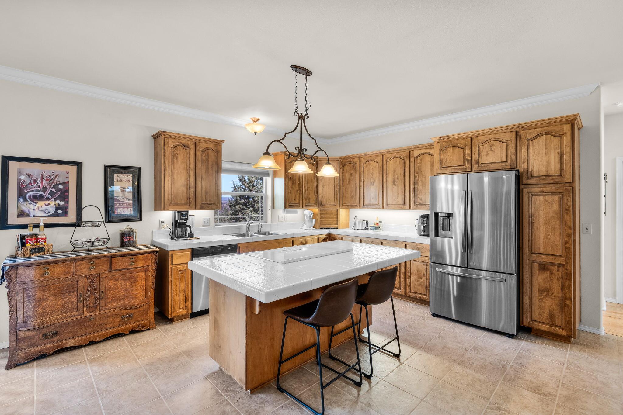 505 Southeast Rancho Lane Madras, OR 97741 - Photo 11 of 72 Large Kitchen