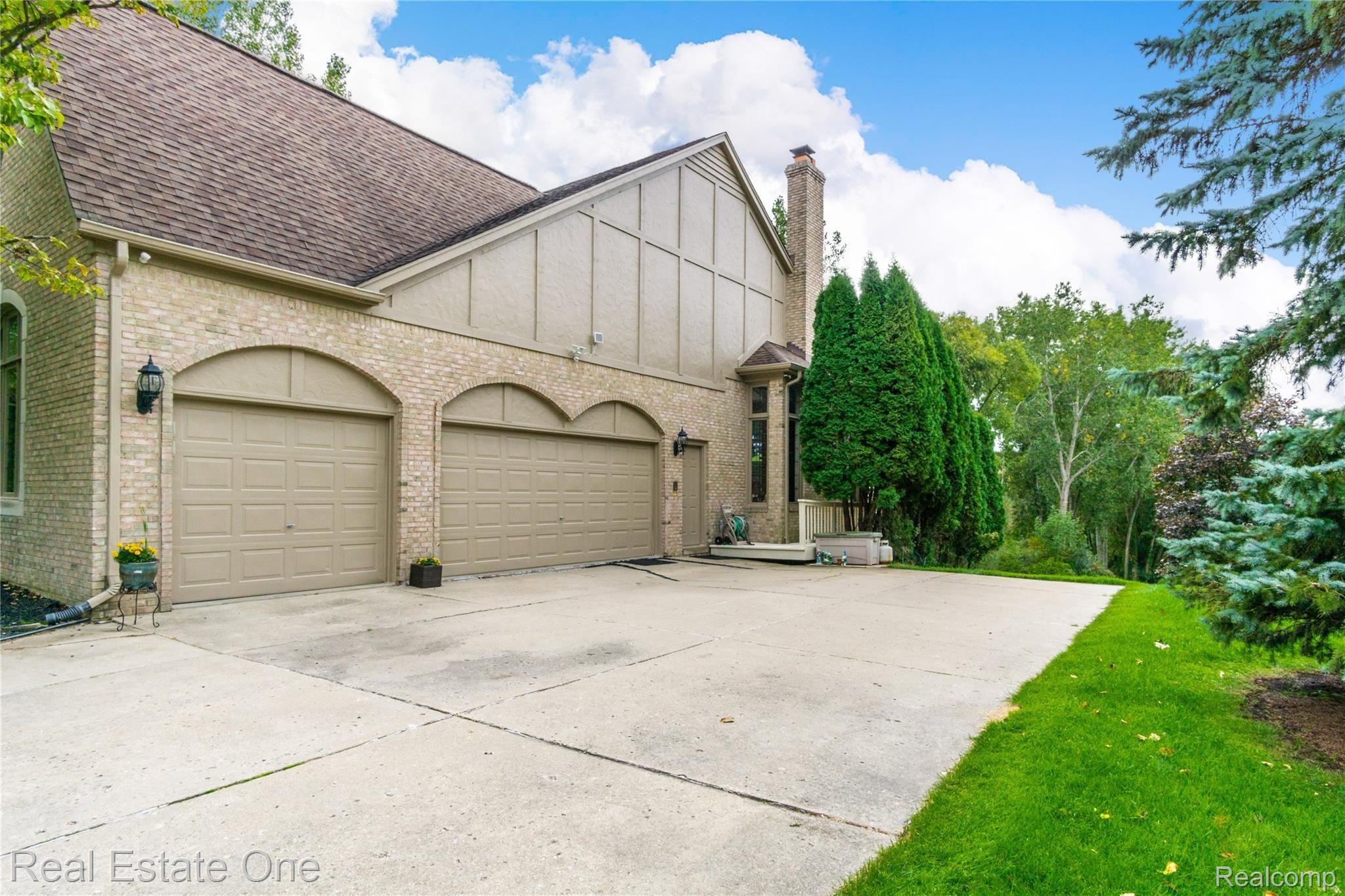 2802 Eagle Drive Rochester, MI 48309 - Photo 73 of 78 Exteriors (5 of 11).jpg