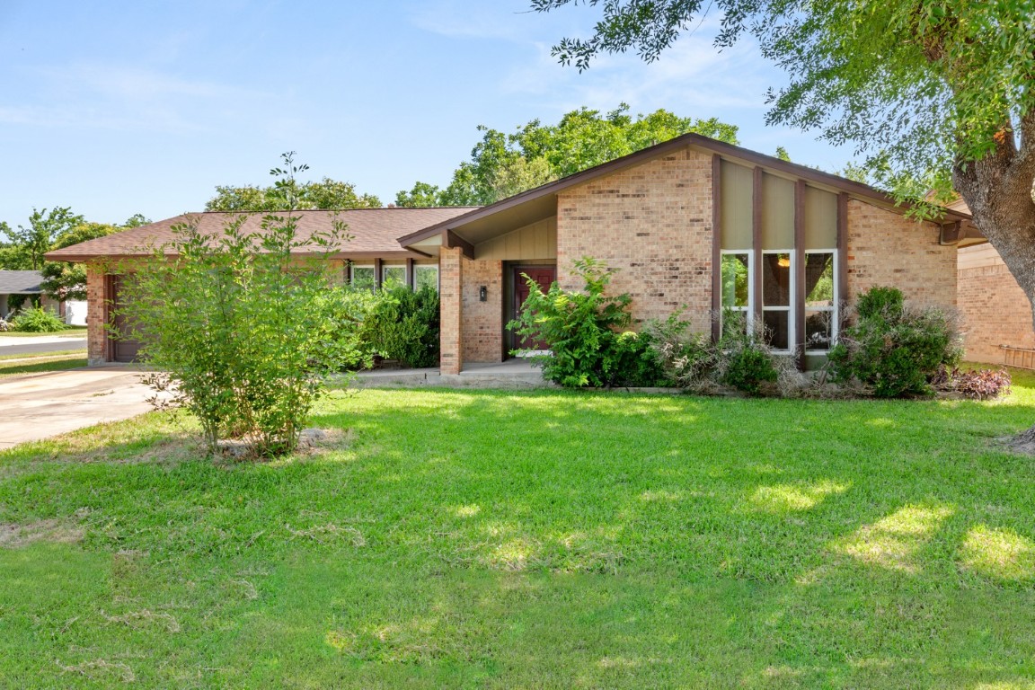 a view of a house with backyard and garden