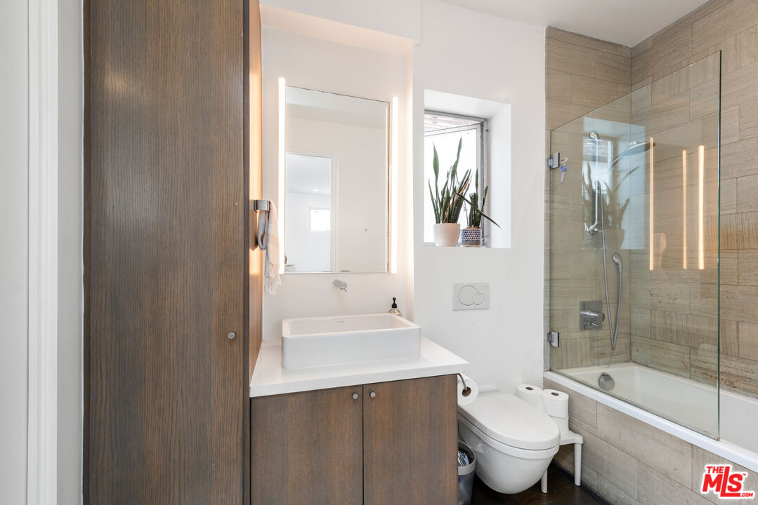 705 Sunset Avenue Venice, CA 90291 - Photo 12 of 32 a bathroom with a granite countertop toilet a sink and bathtub