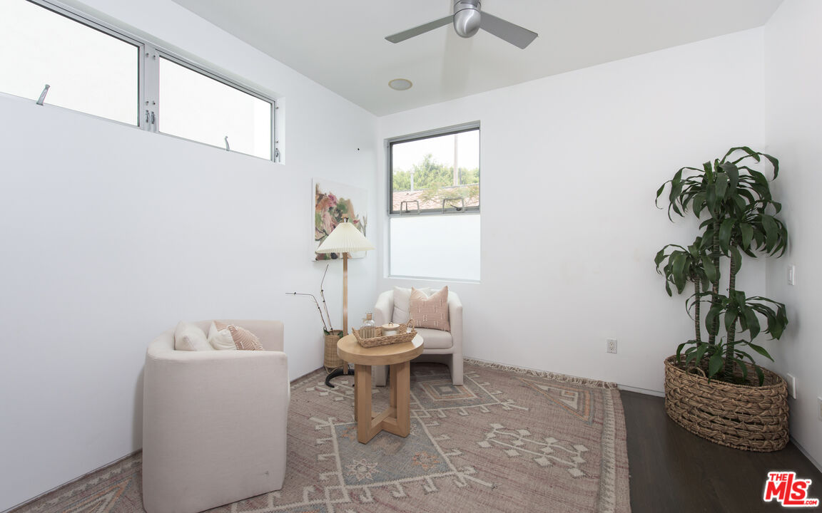 705 Sunset Avenue Venice, CA 90291 - Photo 13 of 32 a living room with furniture and a potted plant