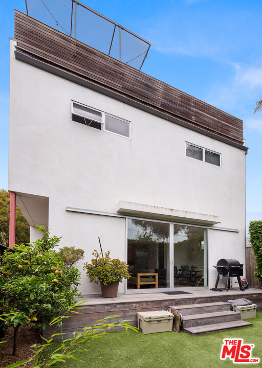 705 Sunset Avenue Venice, CA 90291 - Photo 20 of 32 a view of a water fountain in front of a building