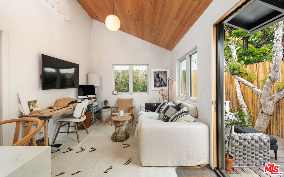 705 Sunset Avenue Venice, CA 90291 - Photo 23 of 32 a living room with furniture and a flat screen tv