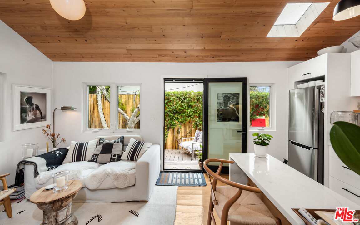 705 Sunset Avenue Venice, CA 90291 - Photo 24 of 32 a living room with furniture