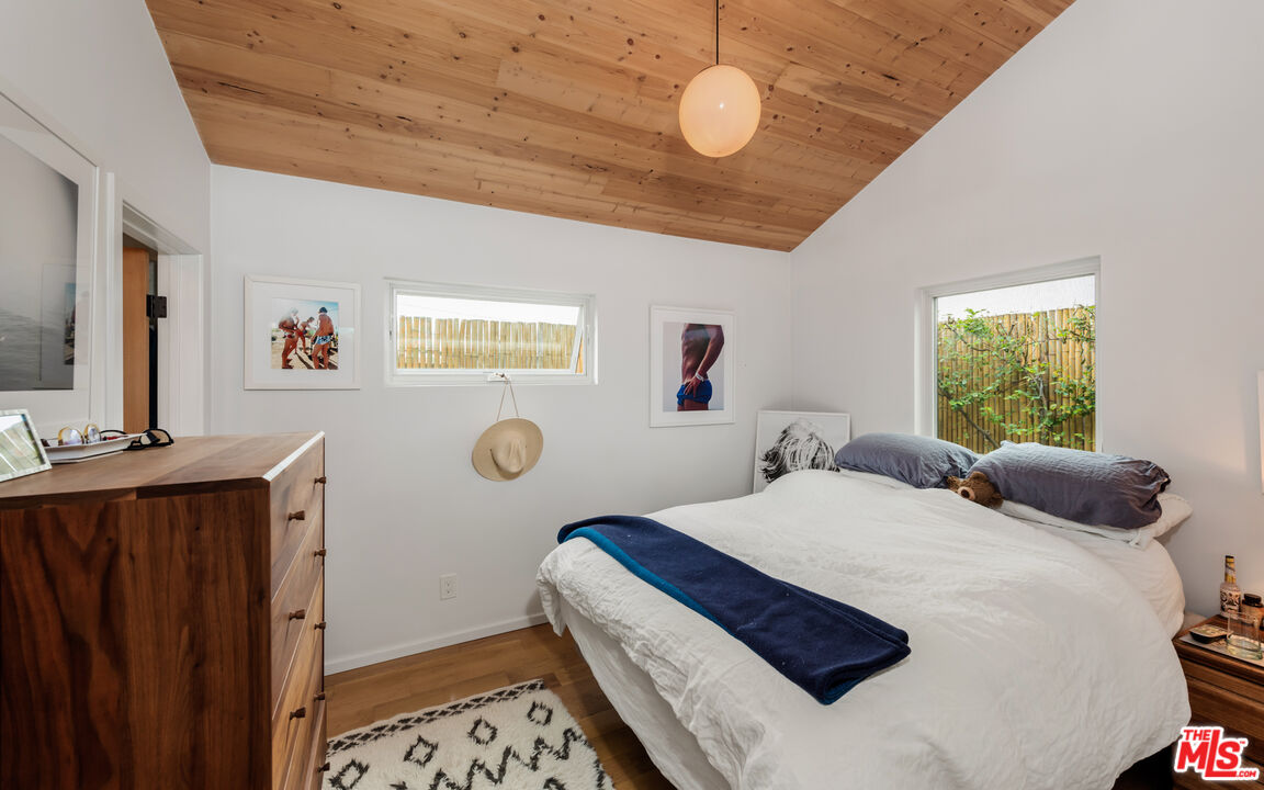 705 Sunset Avenue Venice, CA 90291 - Photo 28 of 32 a bedroom with bed and a window
