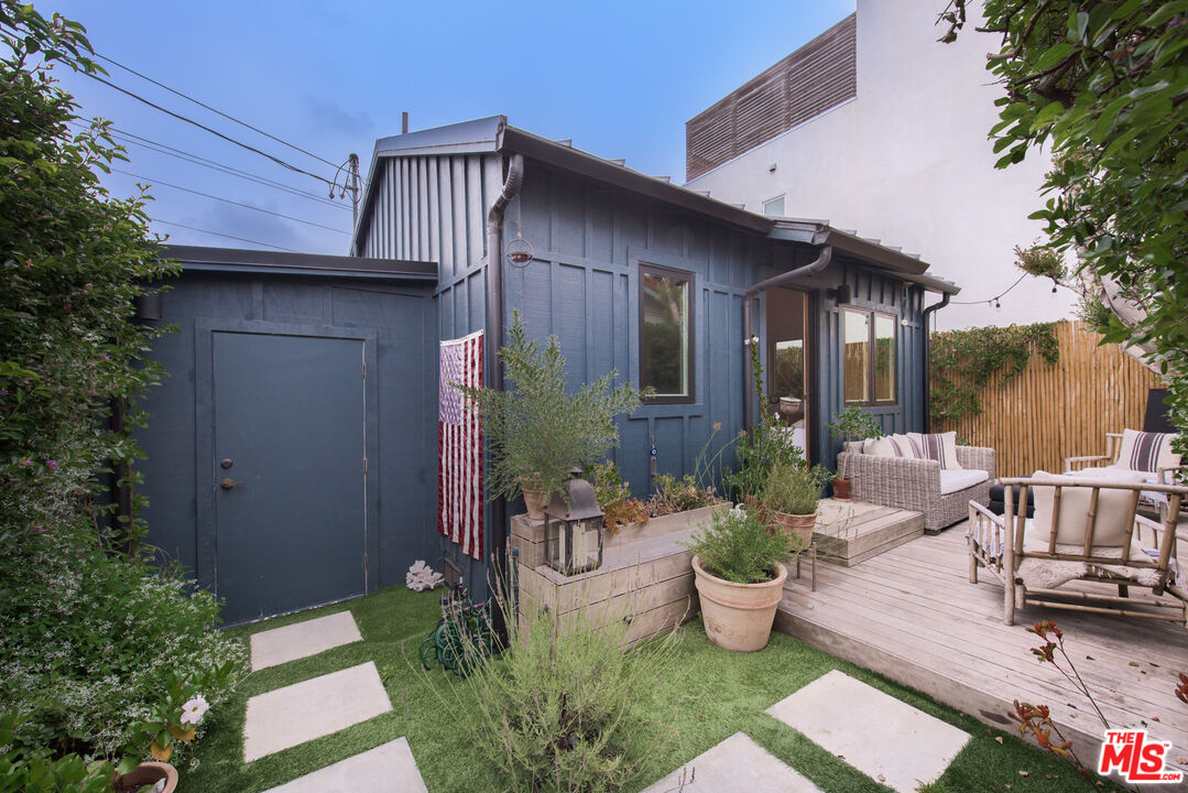 705 Sunset Avenue Venice, CA 90291 - Photo 30 of 32 a view of a patio with couches table and chairs potted plants