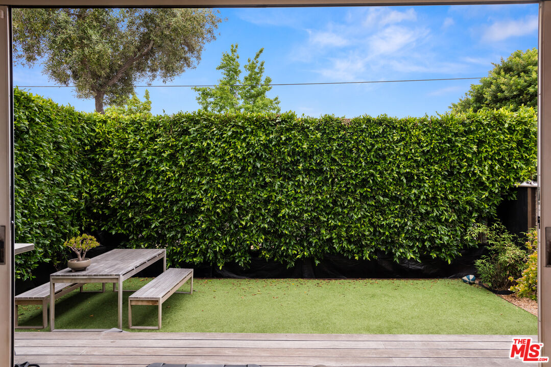 705 Sunset Avenue Venice, CA 90291 - Photo 6 of 32 a view of a chairs and table on the wooden floor