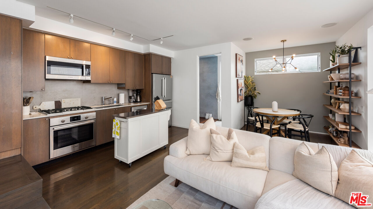 705 Sunset Avenue Venice, CA 90291 - Photo 7 of 32 a living room with furniture and kitchen view