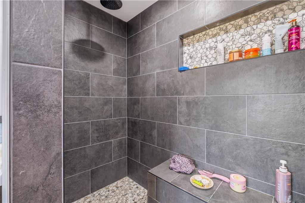 565 Raiford Road Cedartown, GA 30125 - Photo 31 of 37 a bathroom with a toilet