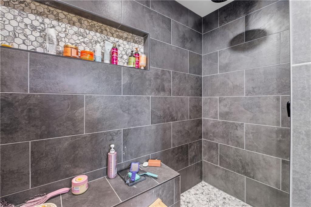 565 Raiford Road Cedartown, GA 30125 - Photo 32 of 37 a bathroom with a shower