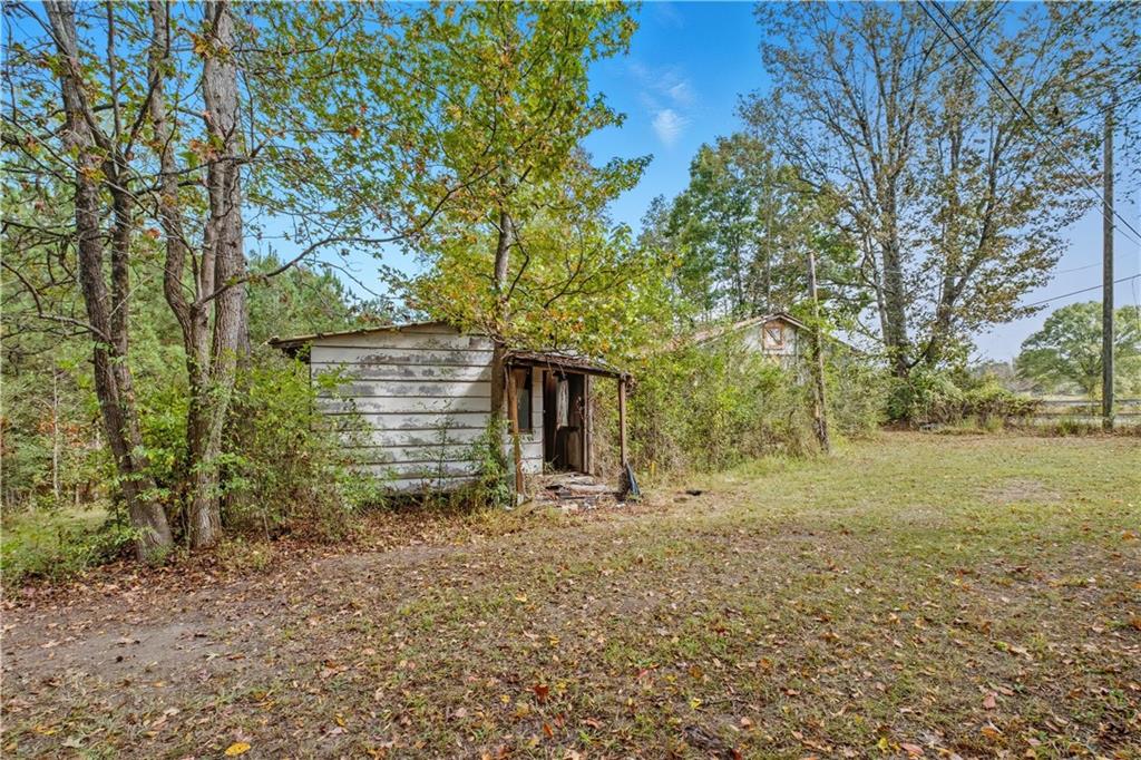 565 Raiford Road Cedartown, GA 30125 - Photo 36 of 37 a backyard of a house with lots of green space