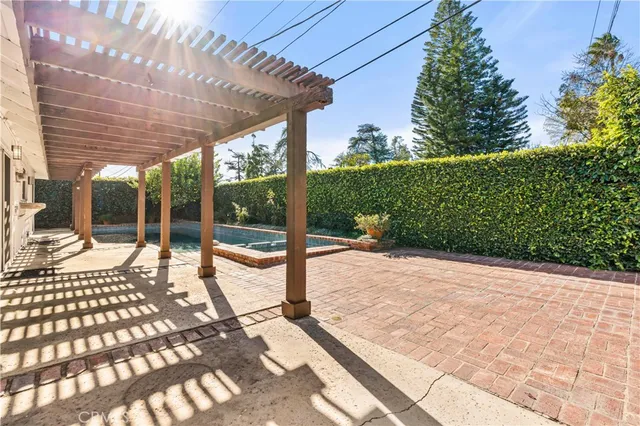 a view of a backyard