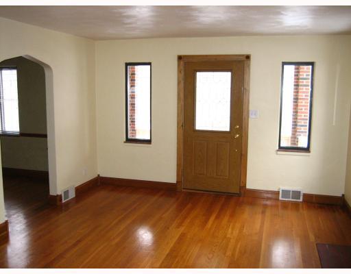 321 Beadling Rd. Mt. Lebanon, PA 15228 - Photo 3 of 13 Living Room.