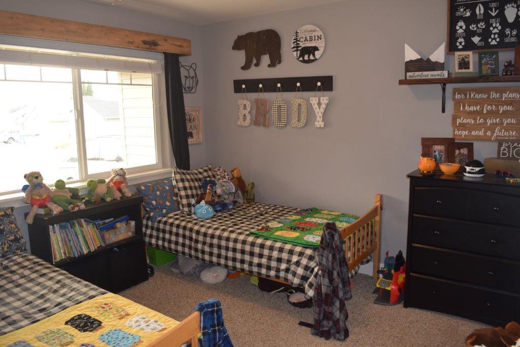 906 Win Way Eagle Point, OR 97524 - Photo 20 of 33 a bedroom with a bed and a window