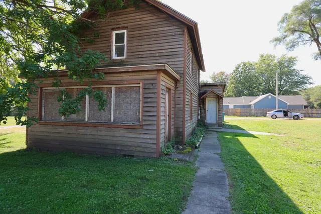 a view of a house with backyard and sitting area