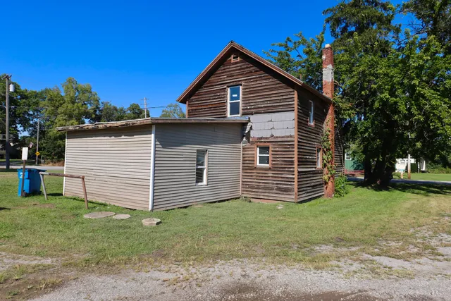 a view of a house with a yard