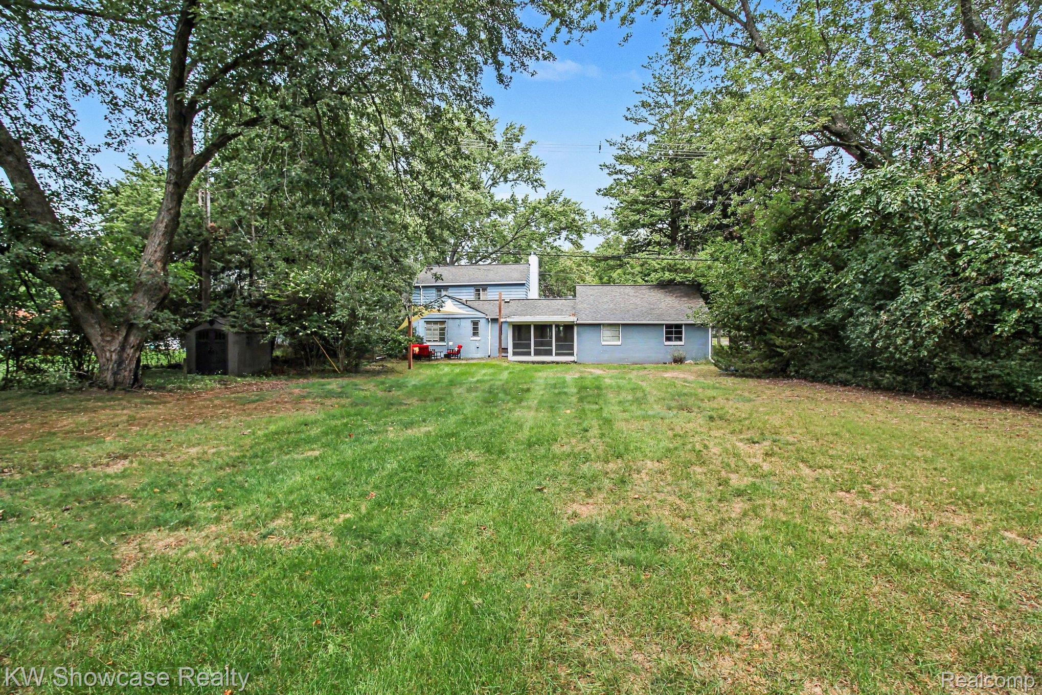 7361 Honeysuckle Road West Bloomfield, MI 48324 - Photo 23 of 40 023_file_6090.jpg