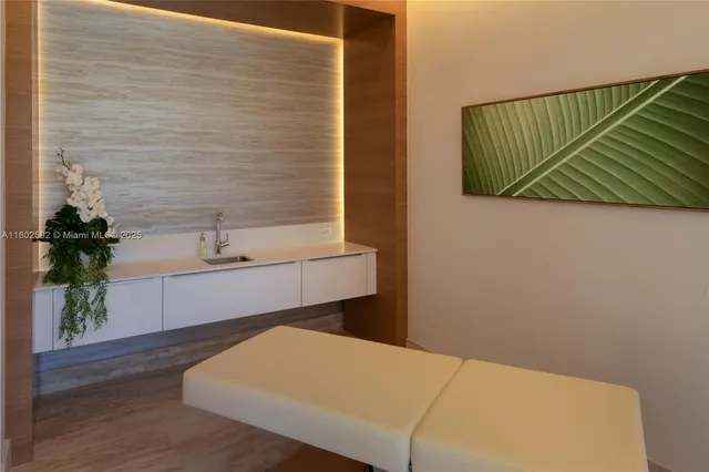 $6,700 | 16385 Biscayne Boulevard, Unit 2715, North Miami Beach, FL 33160