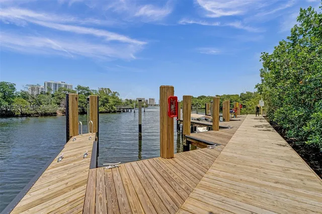 $6,700 | 16385 Biscayne Boulevard, Unit 2715, North Miami Beach, FL 33160