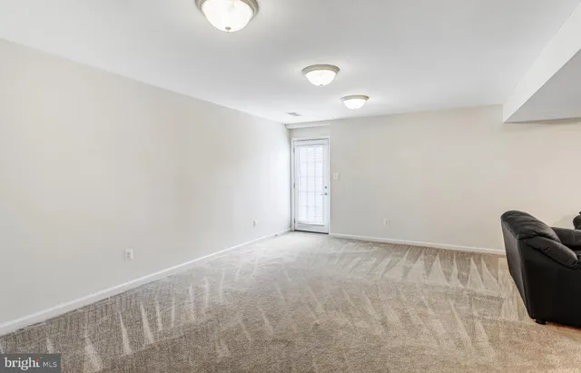 a view of livingroom with furniture