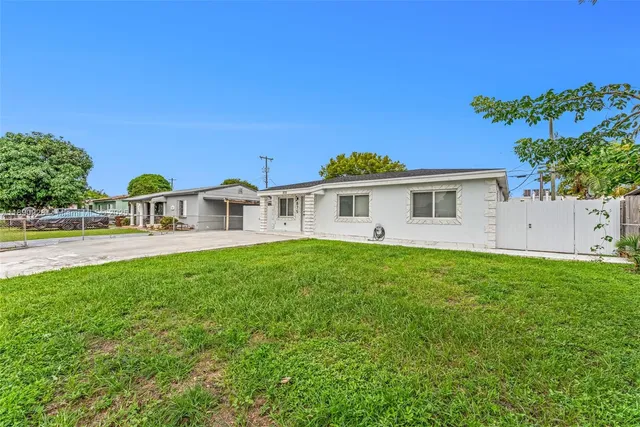 a view of a house with a backyard