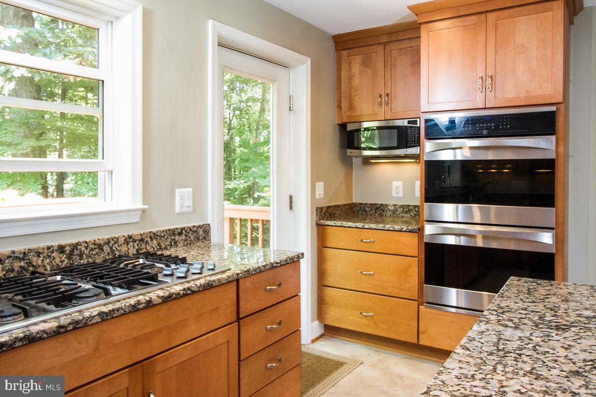 7102 Hadlow Court Springfield, VA 22152 - Photo 13 of 38 Jenn-Air downdraft gas cook top.