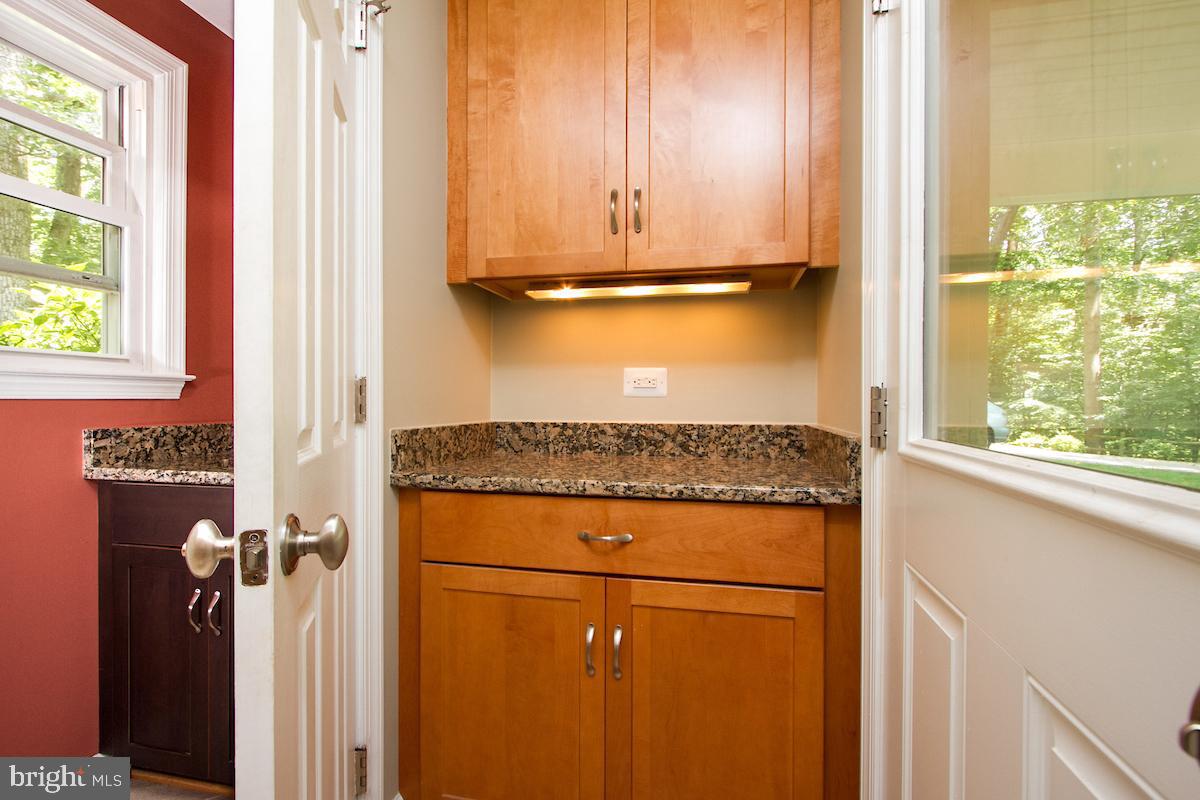 7102 Hadlow Court Springfield, VA 22152 - Photo 16 of 38 Butler Pantry for those special items.