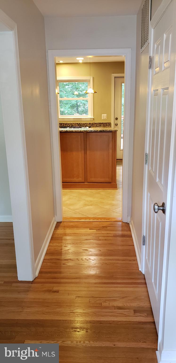 7102 Hadlow Court Springfield, VA 22152 - Photo 3 of 38 Come on in!