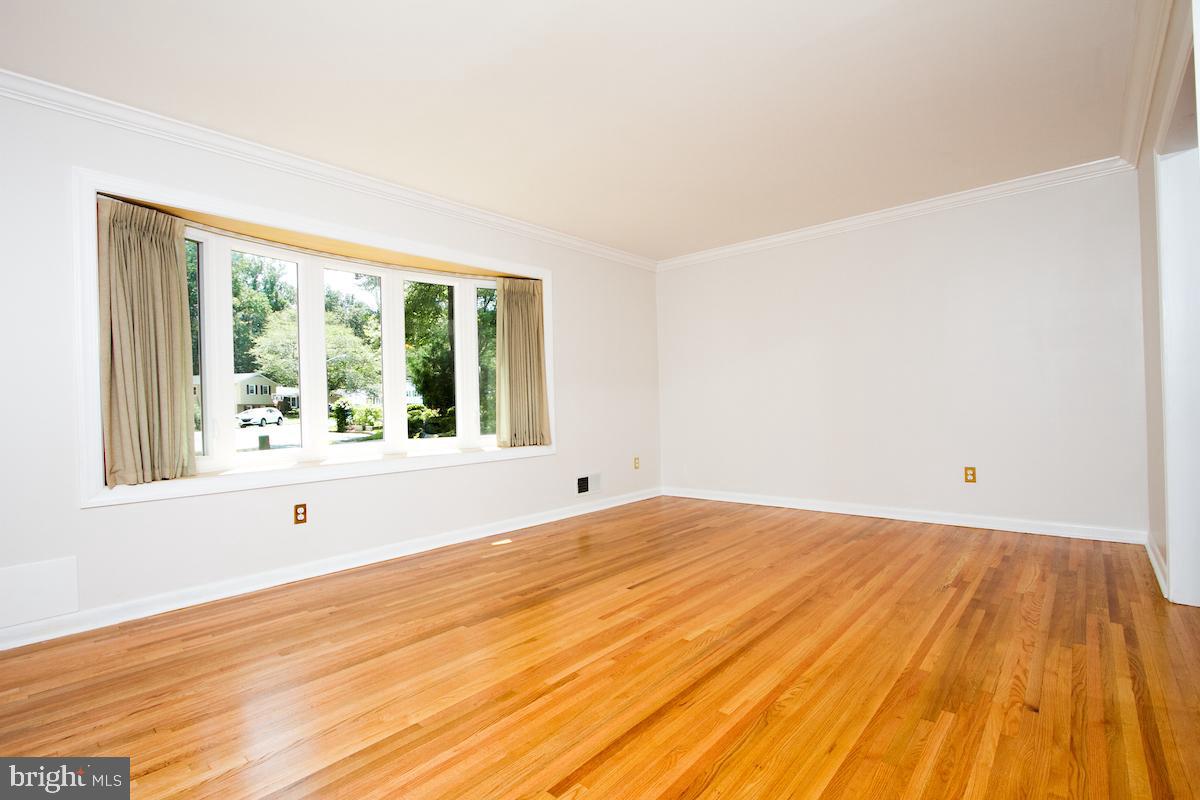 7102 Hadlow Court Springfield, VA 22152 - Photo 5 of 38 Living Room Bow Window for lots of light.
