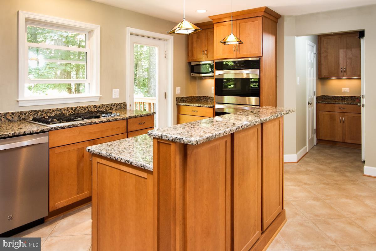 7102 Hadlow Court Springfield, VA 22152 - Photo 9 of 38 Welcome to your Gourmet Kitchen