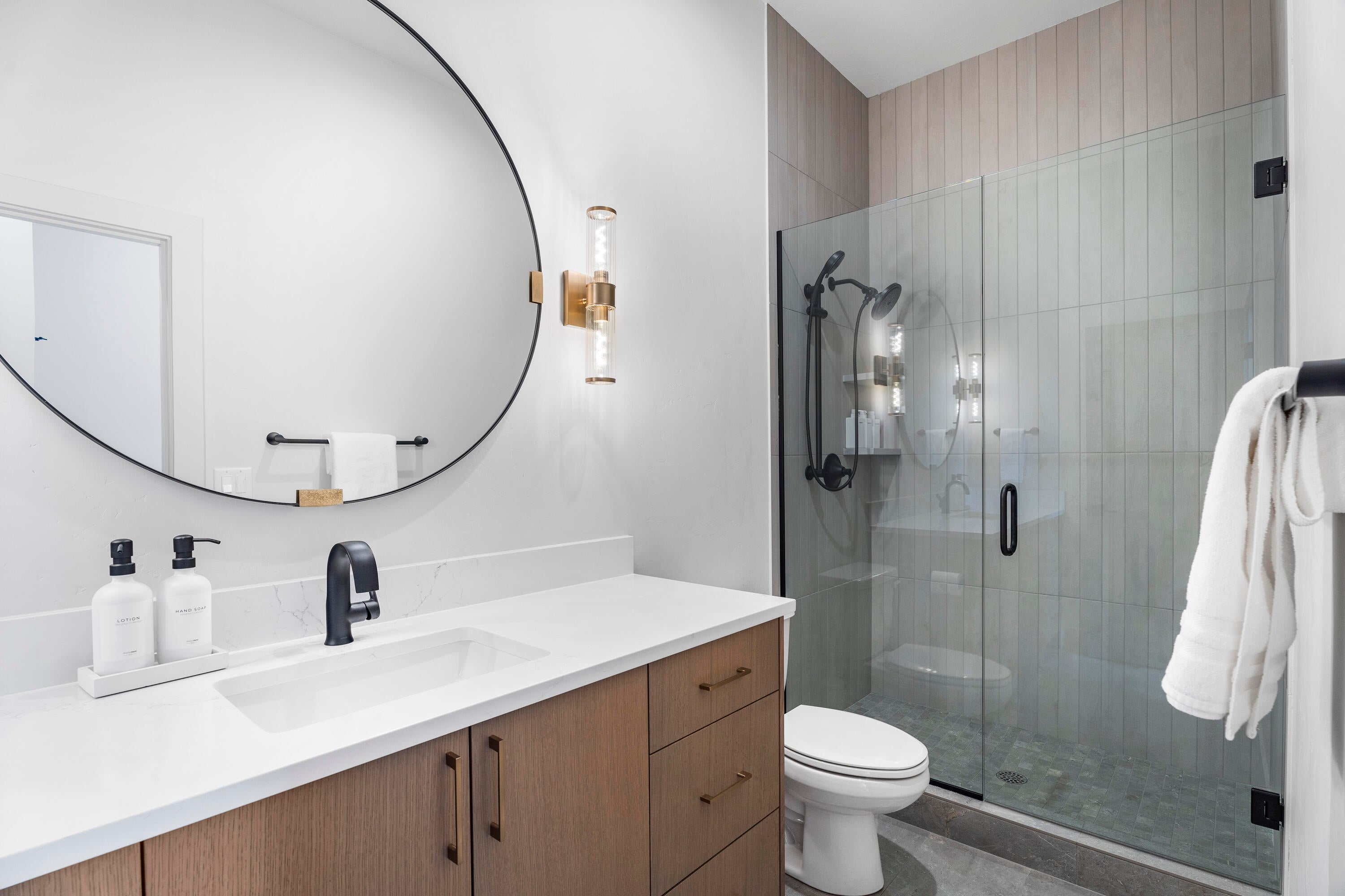 56500 Sunstone Loop, Unit 161 Bend, OR 97707 - Photo 33 of 64 Suite #4 Bath