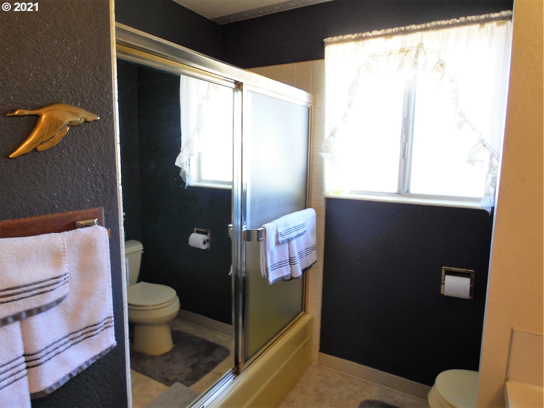 4235 Shoestring Road Riddle, OR 97469 - Photo 13 of 30 a bathroom with a toilet and a shower