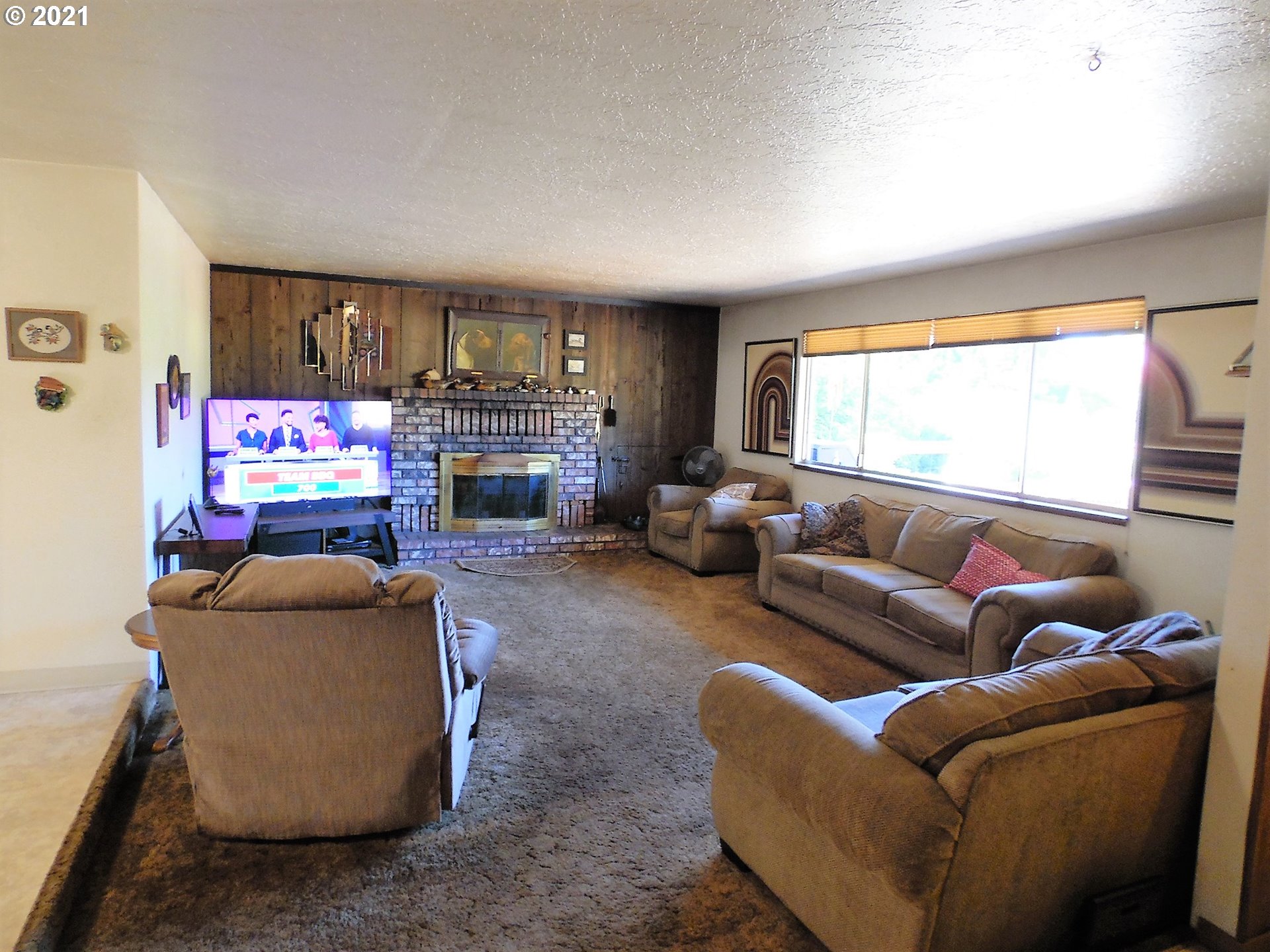 4235 Shoestring Road Riddle, OR 97469 - Photo 5 of 30 a living room with furniture and a flat screen tv