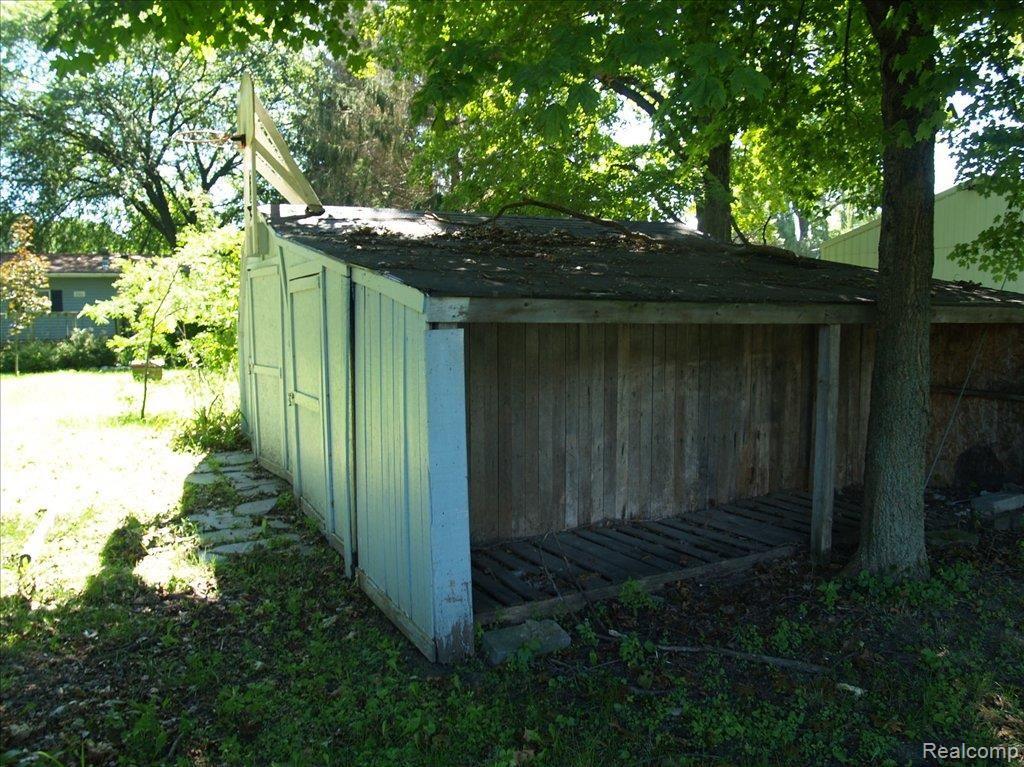15196 Livermore Road Pinckney, MI 48169 - Photo 15 of 16 shed side