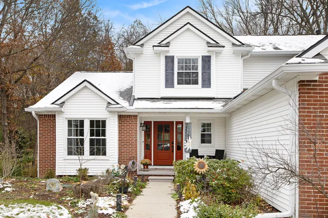 $540,000 | 10617 East Splitstone, Pinckney, MI 48169