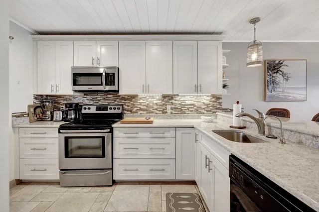 $2,500 | 1550 Northeast Ocean Boulevard, Unit 302, Stuart, FL 34996