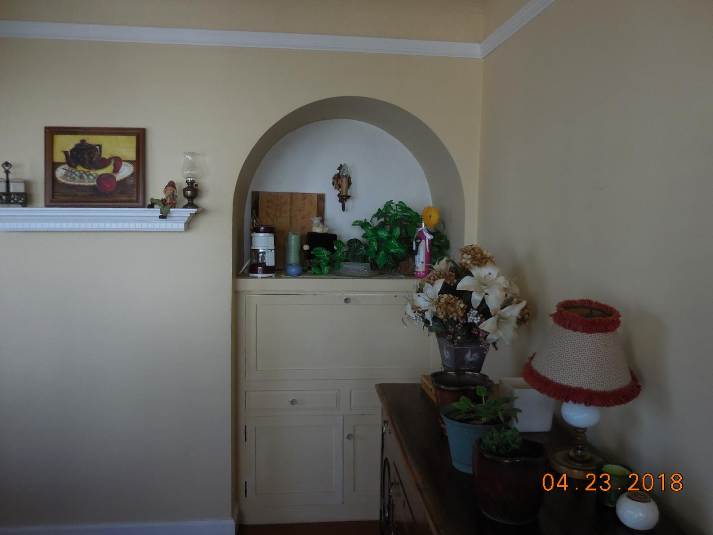 118 Willow Street Salinas, CA 93901 - Photo 18 of 24 a dining room with furniture and a potted plant