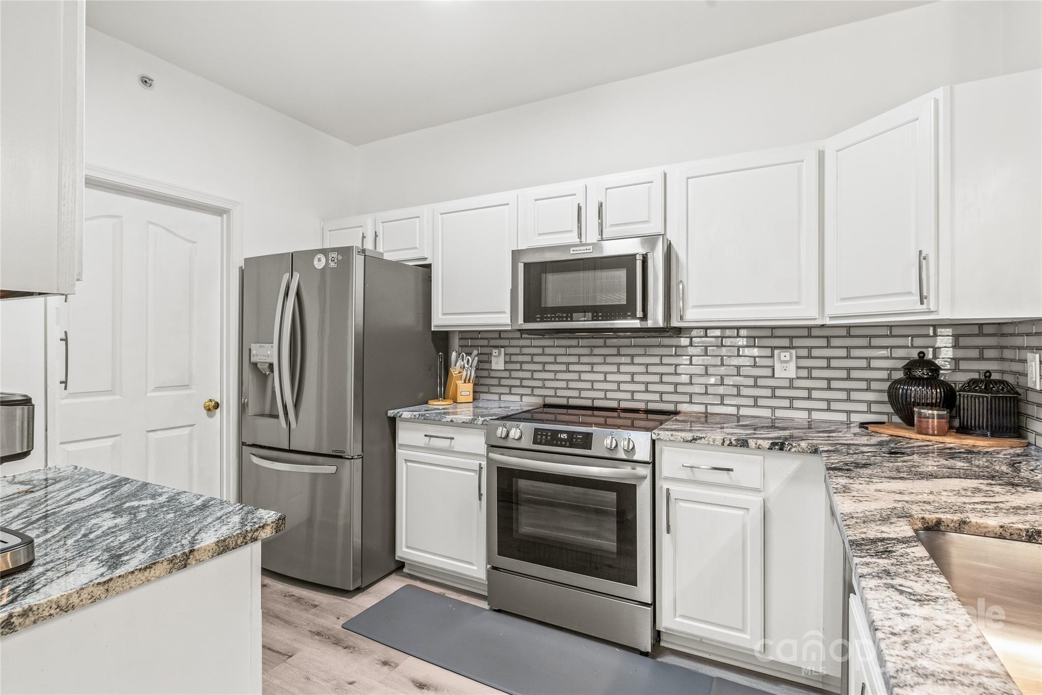 12357 Copper Mountain Boulevard Charlotte, NC 28277 - Photo 5 of 36 a kitchen with a stove microwave and refrigerator