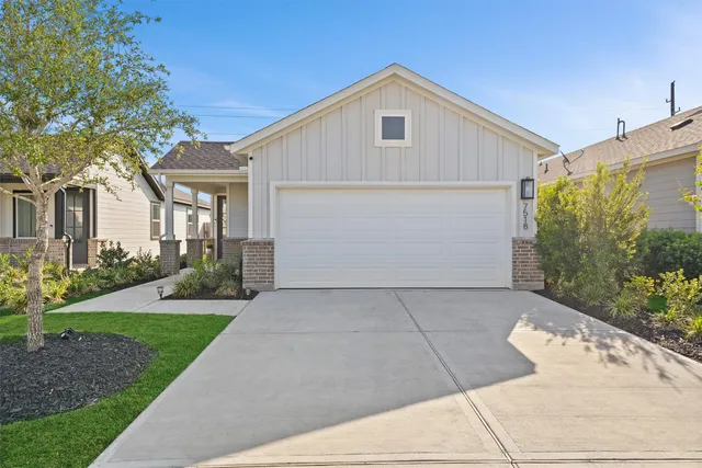 a view of a back yard of the house